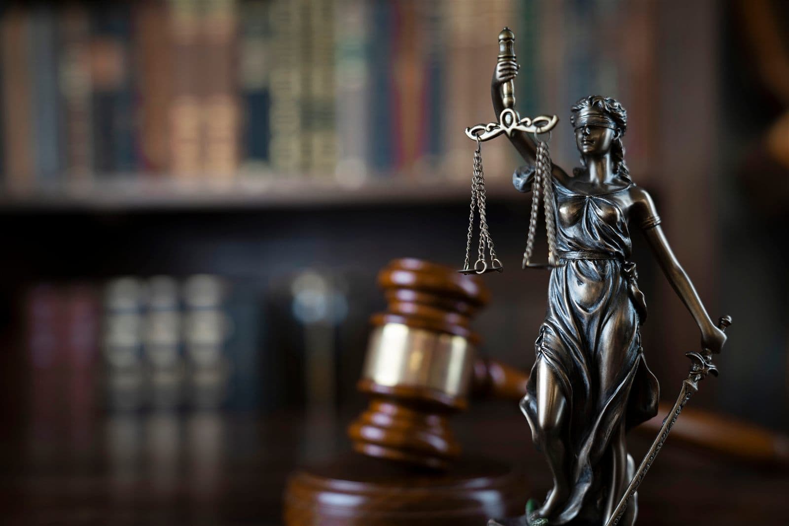 Juridische bibliotheek met Vrouwe Justitia